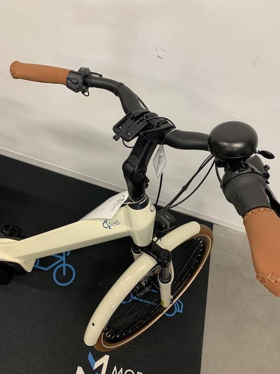 vélo à assistance électrique petite taille pour faire les courses à Hyères